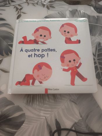 Album cartonné a quatre pattes et hop