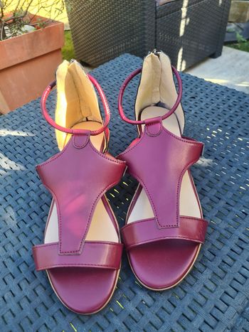 Sandales. Couleur bordeaux. Talon  4 cm. Taille 40. Neuve.