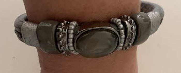 Bracelet homme/femme style urbain gris et perles - photo numéro 3