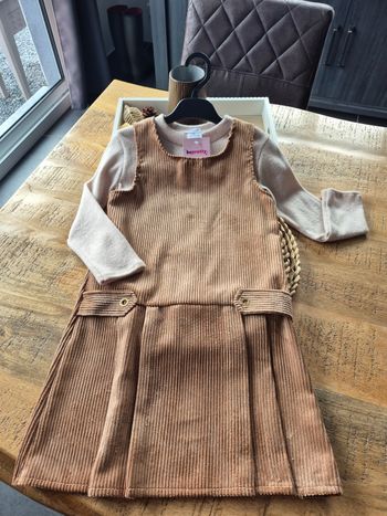 Robe beige et pull 8 ans