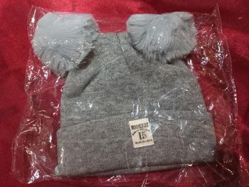 Bonnet gris à pompon neuf 12/24 mois