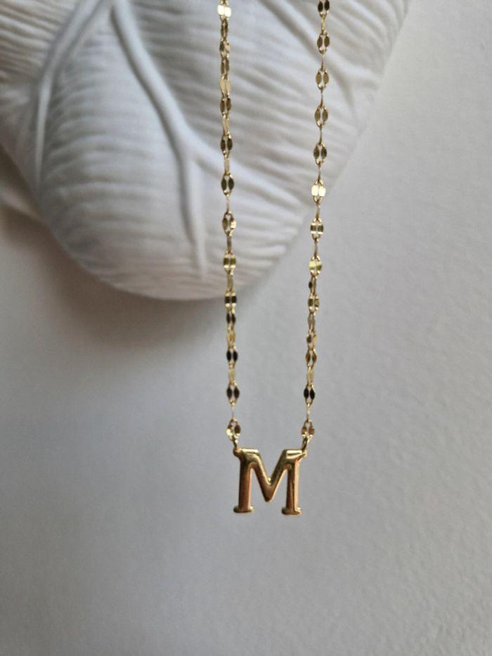 Collier lettre M