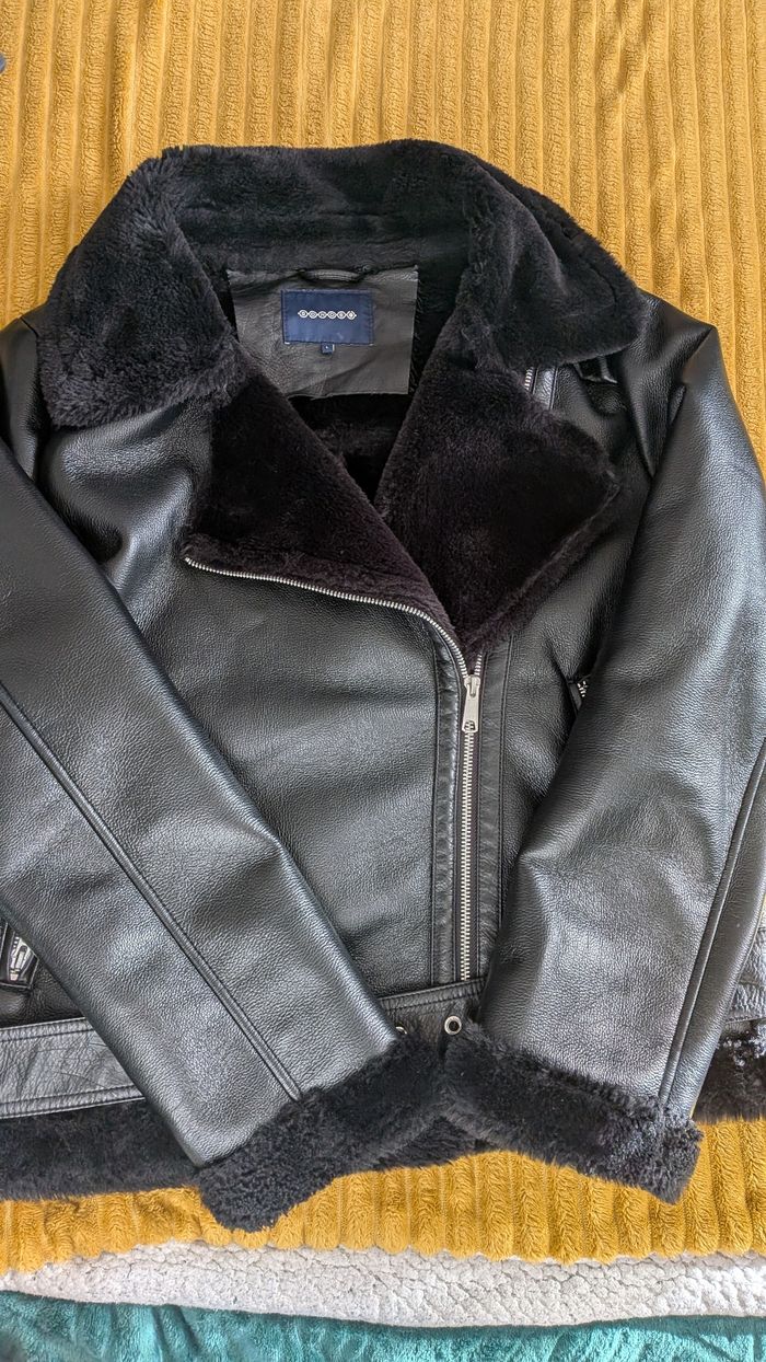 Veste en simili cuir et moumoute - photo numéro 2