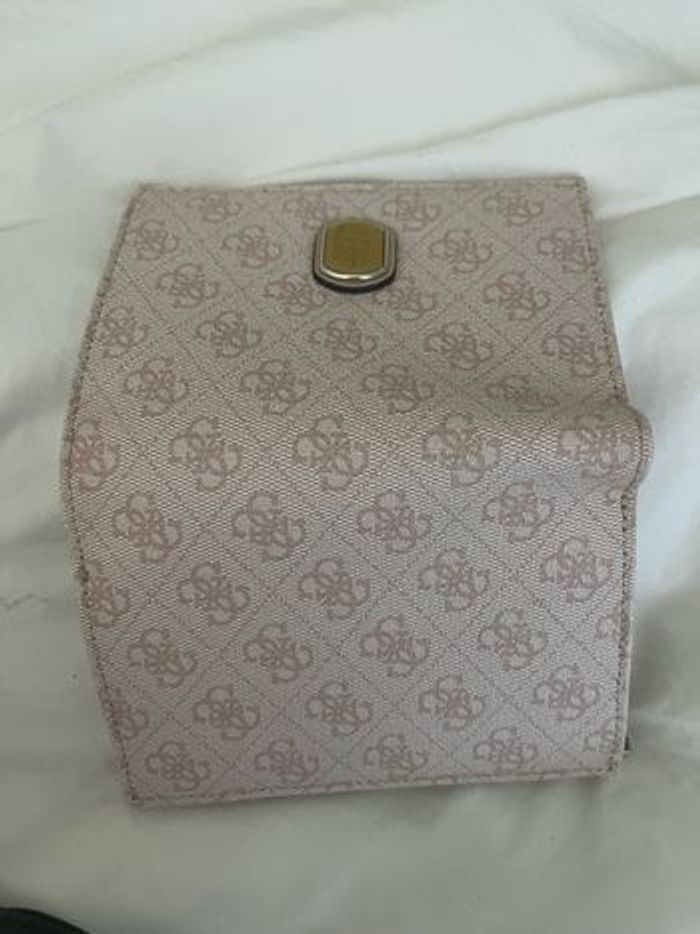 Sac bandoulière + porte feuille porte monnaie Guess noir et rose - photo numéro 6