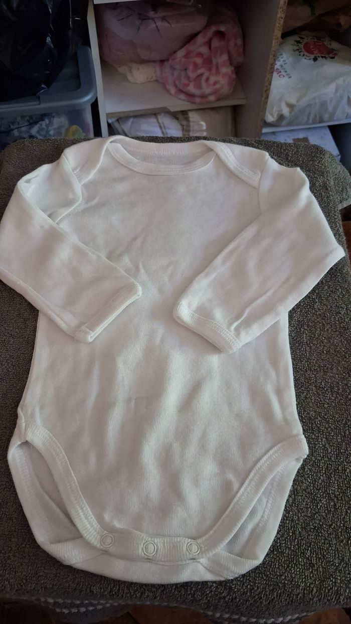 Lot bodys 12 mois - photo numéro 4