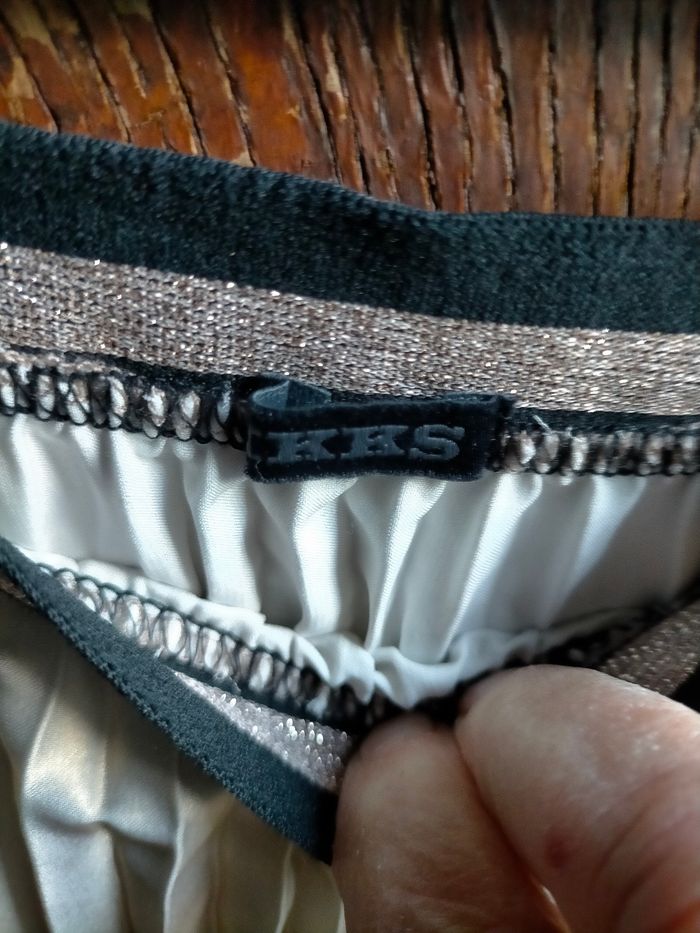 Superbe jupe IKKS neuve 5 ans - photo numéro 3