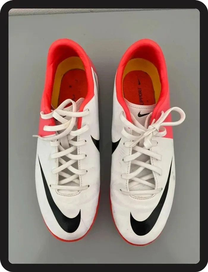 Nike Chaussures Football blanche & Rose Taille 38,5 - photo numéro 3