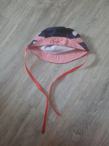 Chapeau bleu marine et rouge