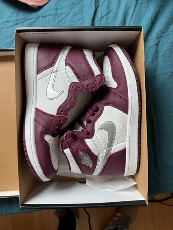 Air Jordan 1 Retro High OG Bordeaux – Taille 41 – Neuve avec boîte