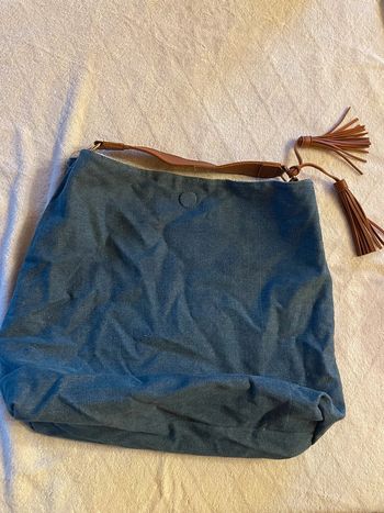 Sac en jean réversible porté épaule