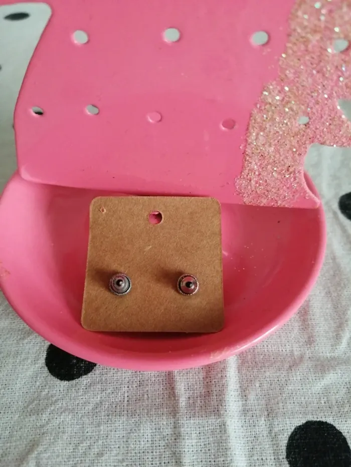 Boucles d'oreilles petites boules vertes fluo / sans marque - photo numéro 4