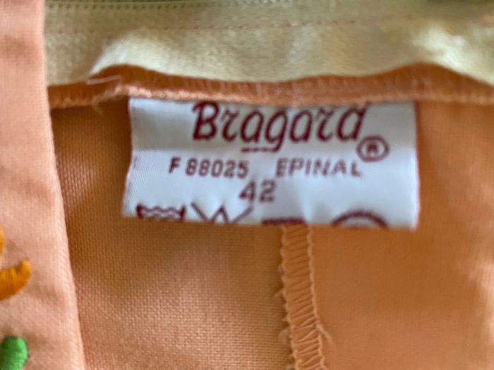 Robe vintage Bragard de service abricot avec broderies taille 40 / 42 - photo numéro 12