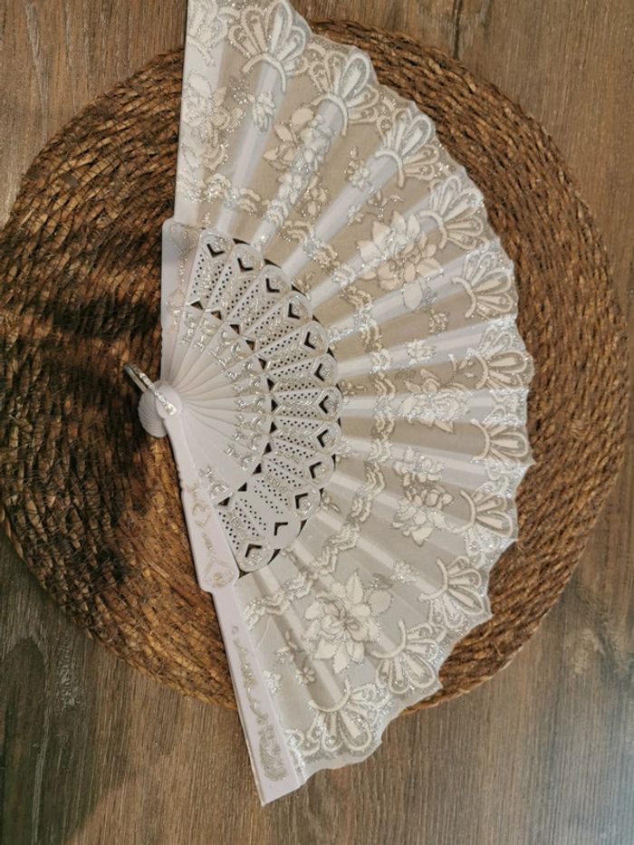 Éventail style Vintage blanc et paillettes argenté