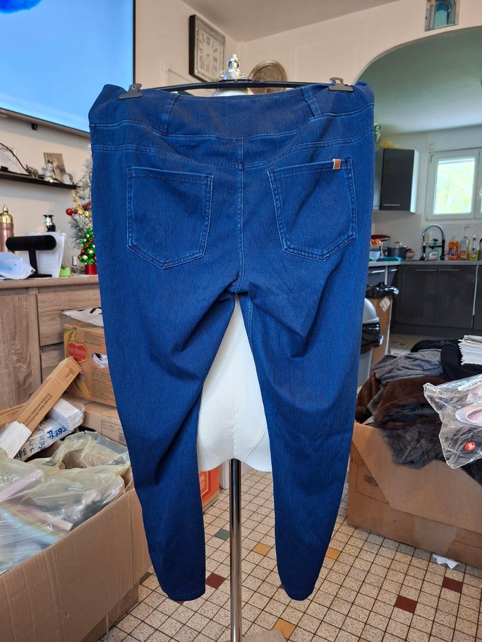 Jeans bleu femme neuf taille 44 marque halara
Longueur 97 cm 
Prix 8 euro - photo numéro 2