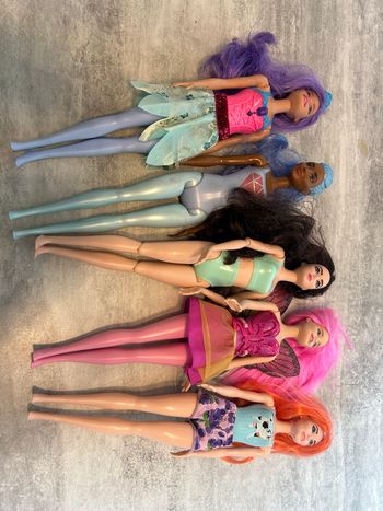 Lot 5 barbies authentiques divers style