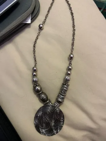 Gros collier avec son étui et un petite mallette de transport offerte