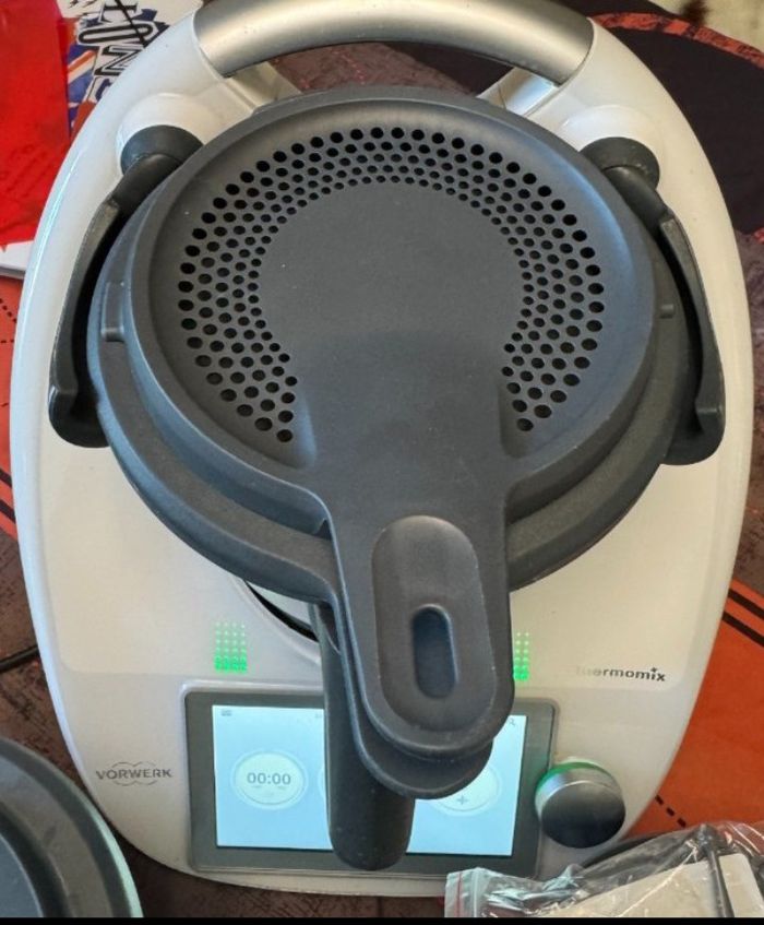 Thermomix TM6 blanc +2ème bol+ accessoires le tout en parfait état aucun défaut quelconque - photo numéro 3