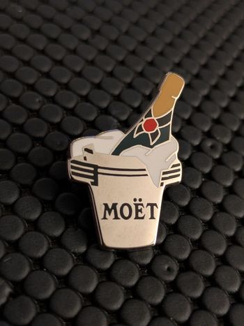Pin's Moët et Chandon signé Korus Belle qualité
