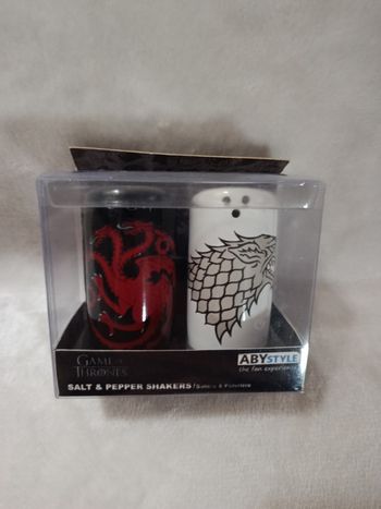 A saisir, salière et poivrière " game of thrones " , jamais déballés !