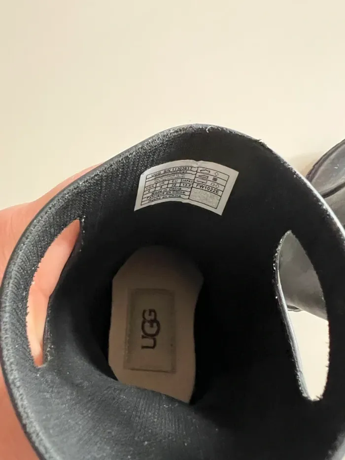 Bottes UGG pour enfants, pointure 22 - photo numéro 6