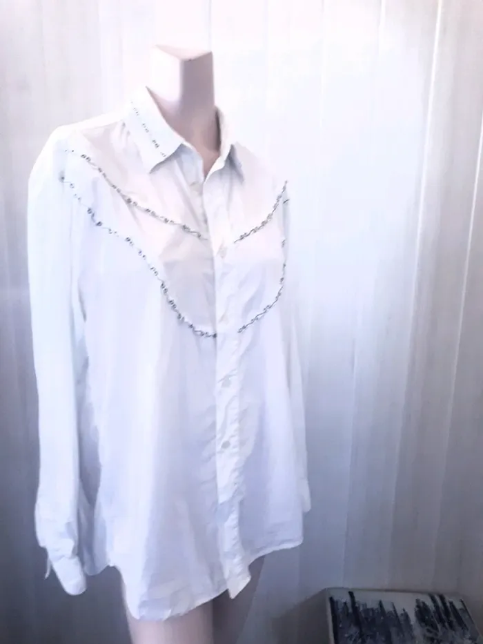 💭 Chemise blanche brodée noir 44