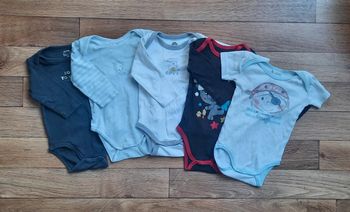 Lot de 5 bodys 9 mois