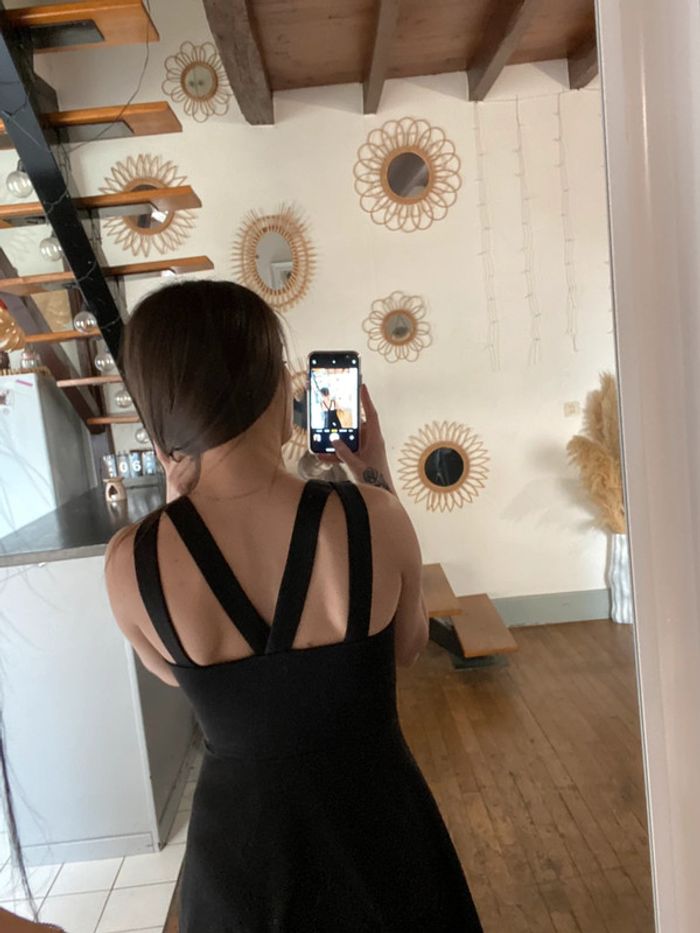 Petite robe noire dos croisé - photo numéro 4