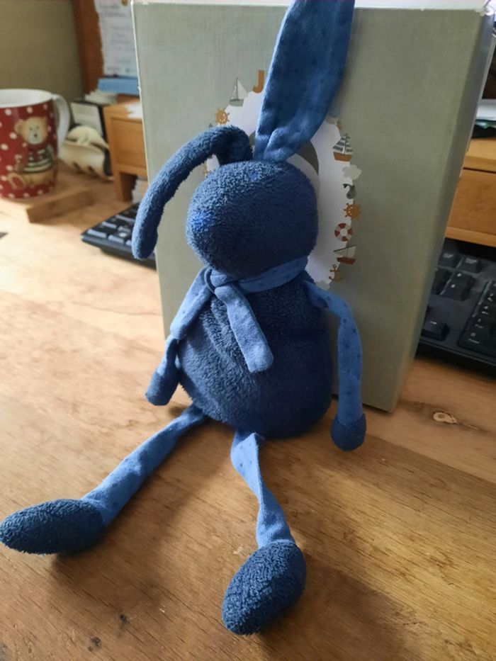 Doudou lapin bleu marine bout chou