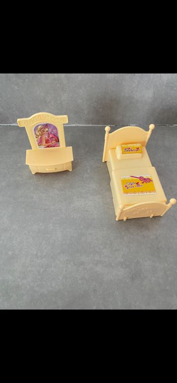 Accessoires poupée lit et coiffeuse.