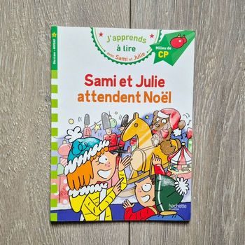 Livre " J'apprends à lire "  Sami et Julie attendent Noël. Milieu Cp. Edition hachette