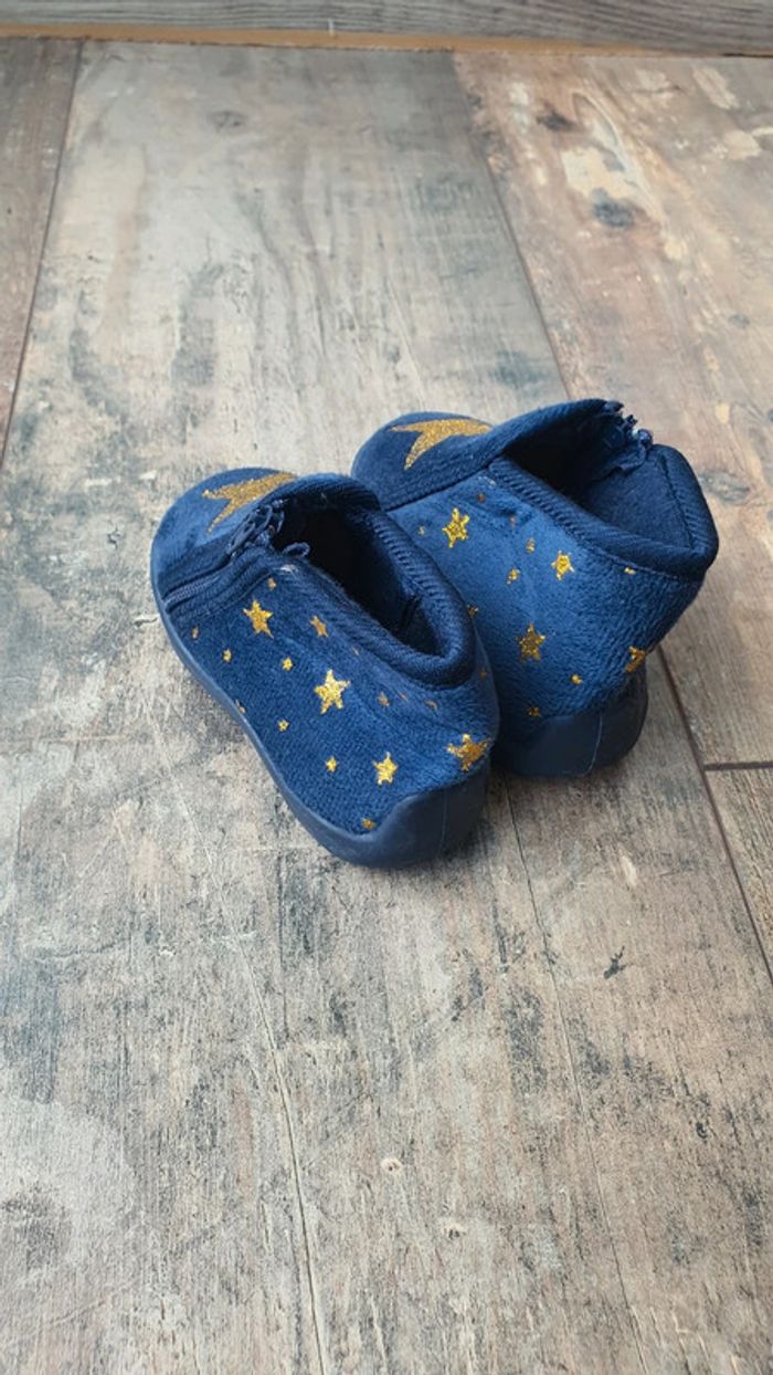 Chaussons taille 19 en très bon état - photo numéro 4