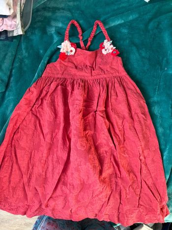 Robe rouge avec fleurs 6 ans