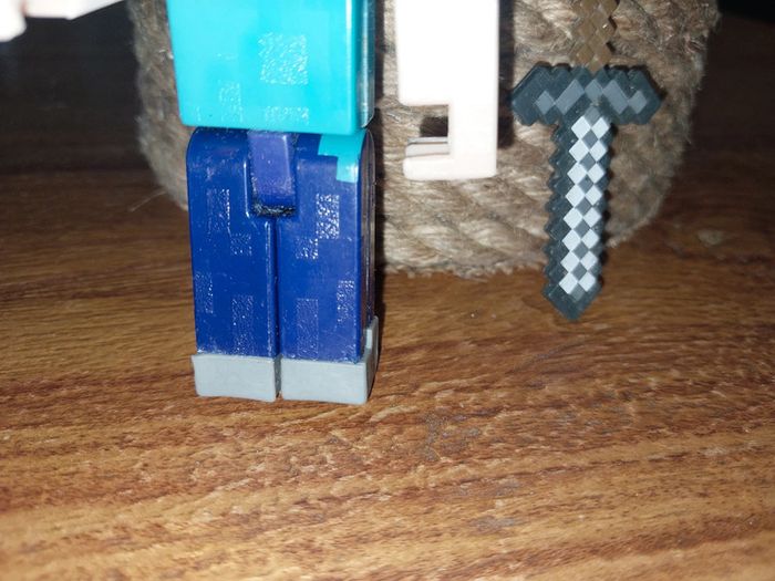 Figurine minecraft avec épée - photo numéro 3