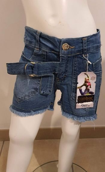 Short en jeans
Taille réglable par élastique