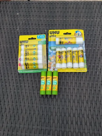 Lot de 18 tubes de colle uhu et bic