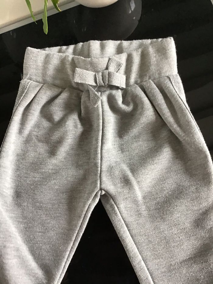 Pantalon gris à paillettes 6/9 mois - photo numéro 4