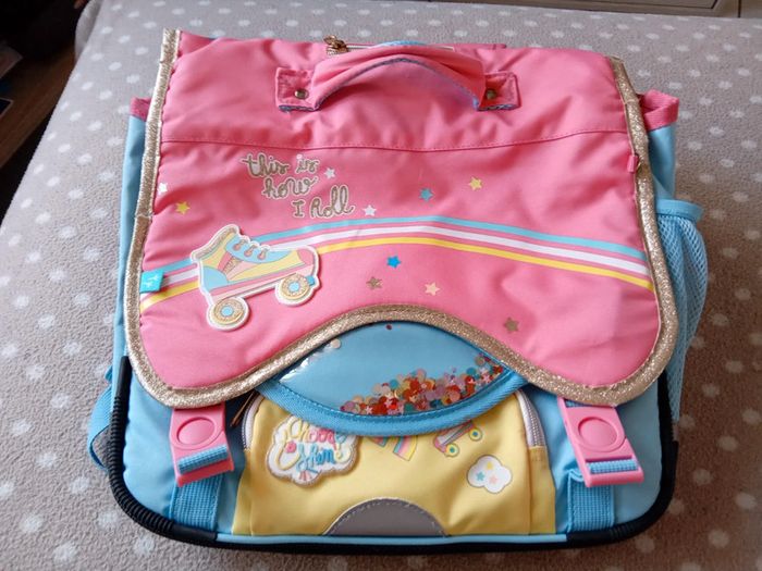 Cartable 36 cm rose patin à roulette arc en ciel