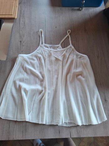 Tshirt blanc légèrement transparent mais à paillettes