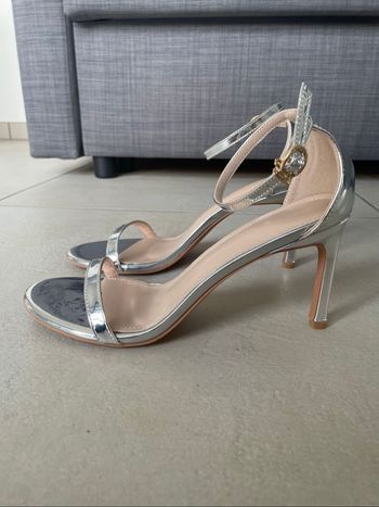 Sandales à talons argentées – Chic et intemporelles !