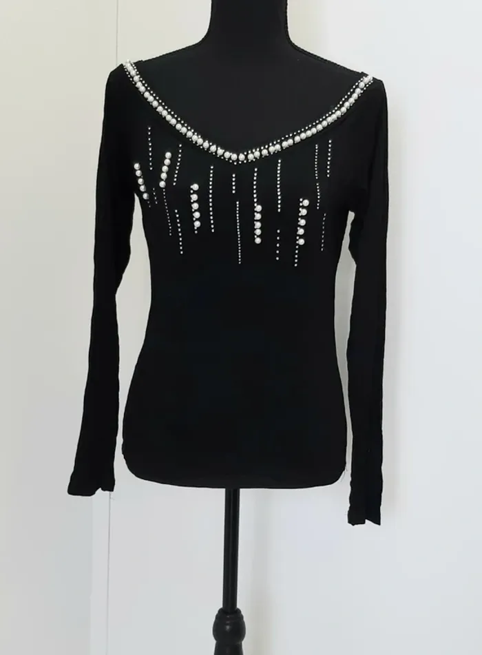 Très joli haut manches longues LC&G avec strass et perles nacrées