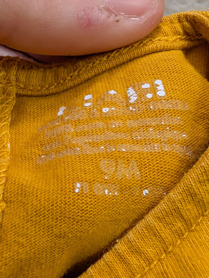 T-shirt bébé 9 mois – jaune moutarde – inscription “HELLO” fleurs – très bon état - photo numéro 3