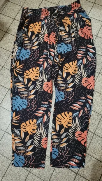 Robe noire à motifs feuilles très légère