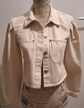 Veste en jean courte couleur crème Zara