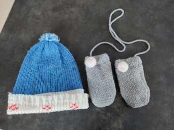 1 euro le lot bonnet et moufle 1 an