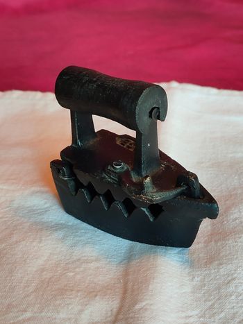 Ancien petit fer à repasser en fonte ( n°57)