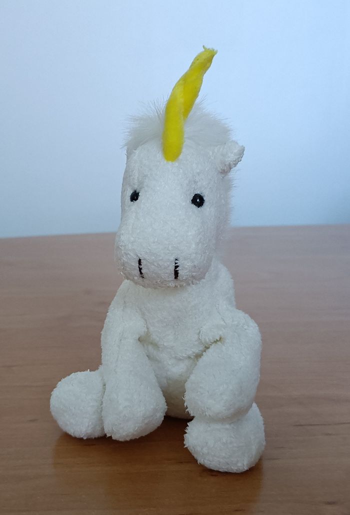 Peluche Doudou licorne blanche et corne jaune. 17,5 cm