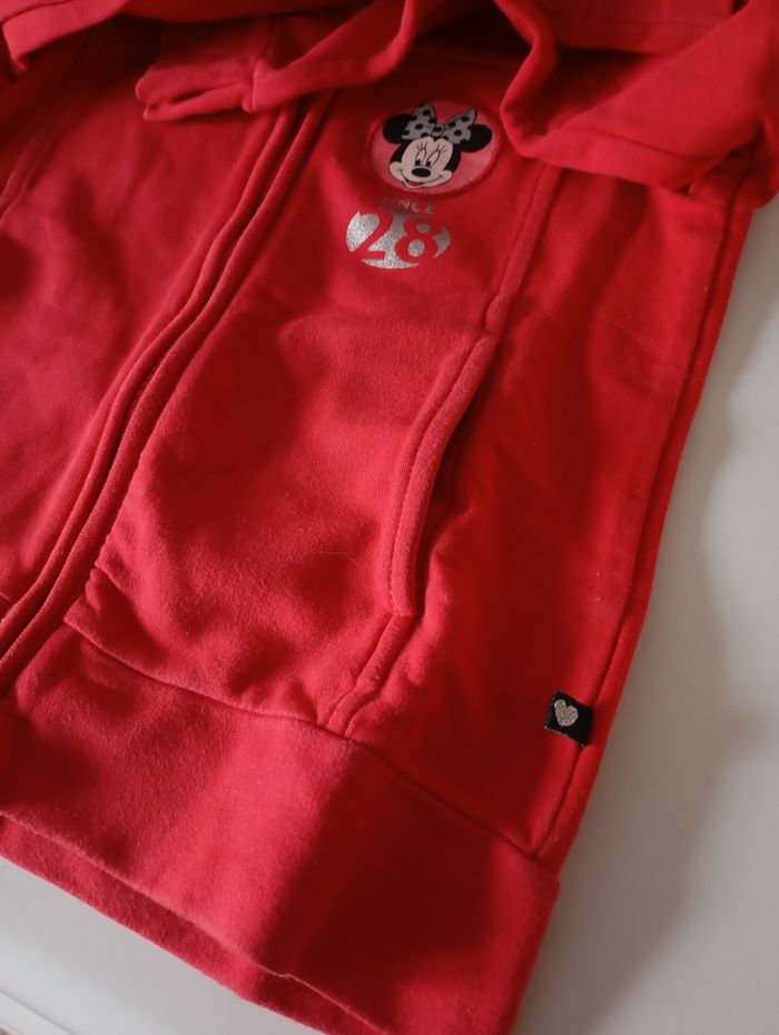Sweat zippé avec capuche. 5/6 ans . 110/116 cm .Rouge .Noir gris ,rose, paillettes. Coton.  2 poches . Fermeture éclair métal.Disney Minnie Mouse.Très bon état. - photo numéro 9