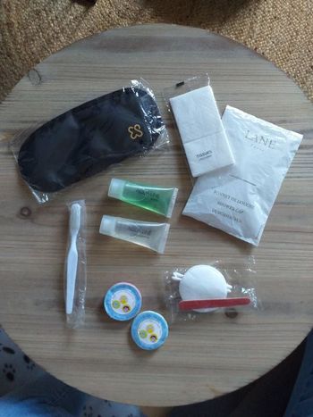 Set articles toilette pour mini voyage