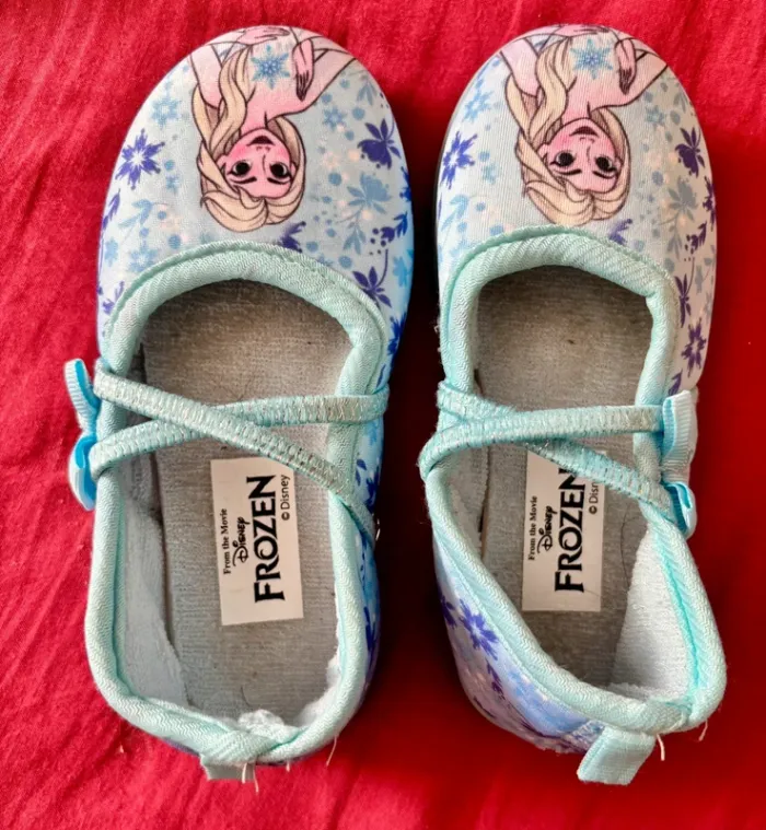 Chaussons ballerines bon état général taille 25 La reine des neiges