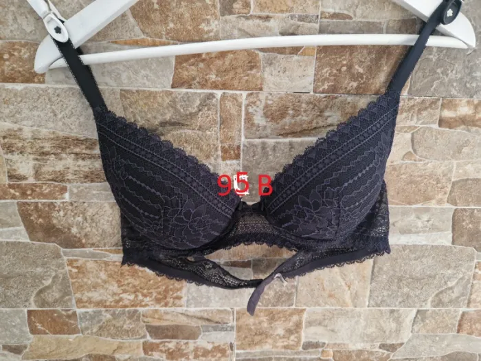 1 soutien-gorge noir taille 95 B marque ETAM